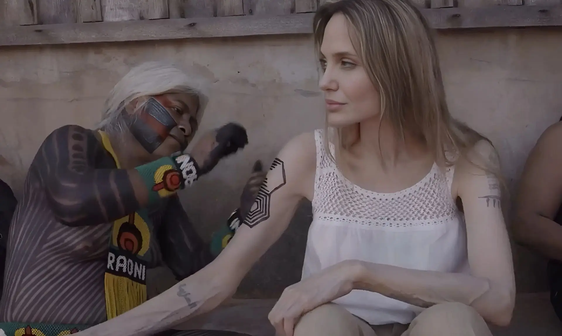 Estrela de Hollywood Angelina Jolie surpreende tribo com encontro inesperado